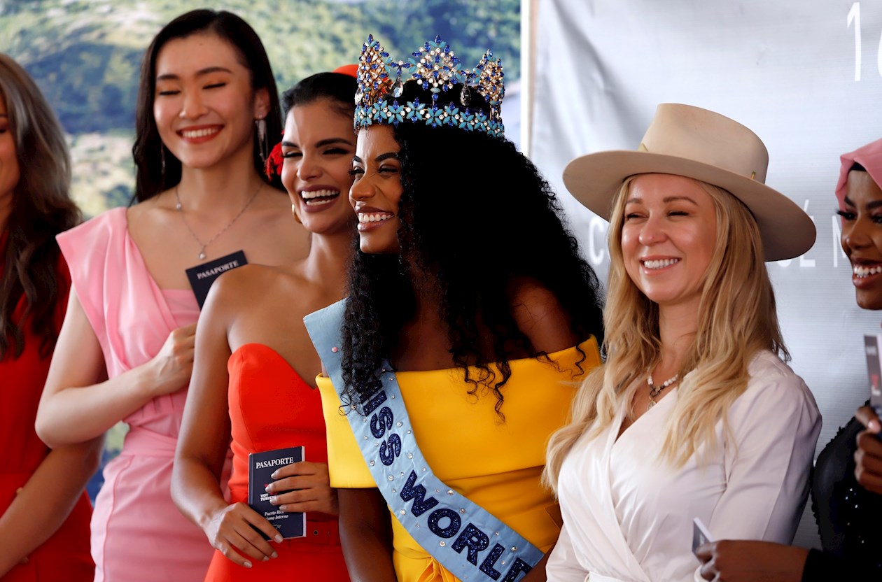 (De izq. a der.) la Miss Mundo Japón, Tamaki Hoshi; la venezolana Alejandra Conde; la actual Miss Mundo, la jamaicana Toni-Ann Singh, y la empresaria y filántropa, Crystal Rose Pierce, posan para una fotografía durante la ceremonia de bienvenida hoy en un lujoso hotel en Río Grande, Puerto Rico.