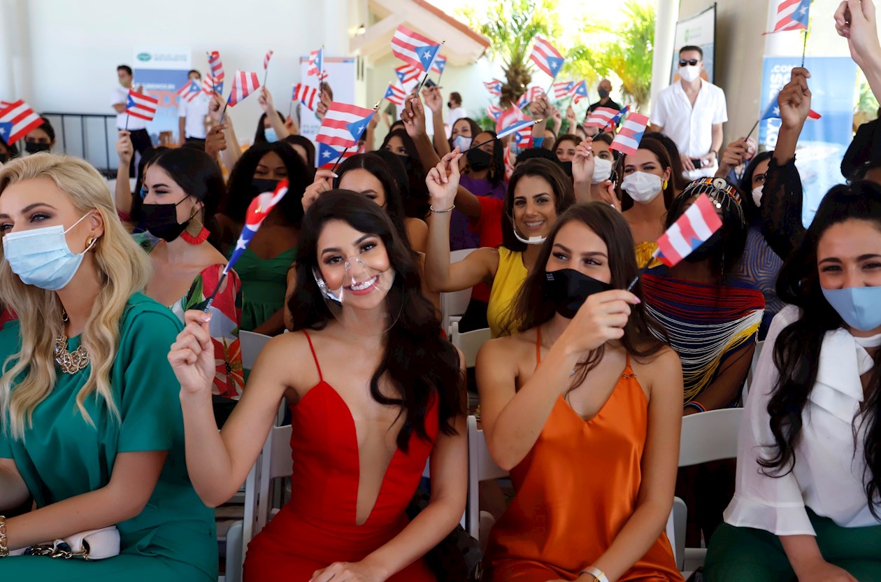  Las candidatas a Miss Mundo 2021 saludan durante la ceremonia de bienvenida.