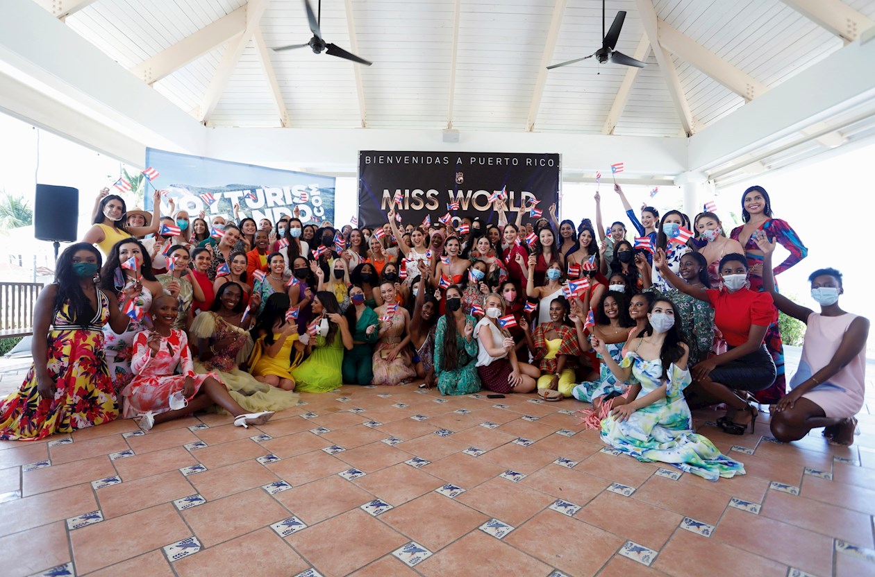 Las candidatas a Miss Mundo 2021 posan para una fotografía durante la ceremonia de bienvenida.