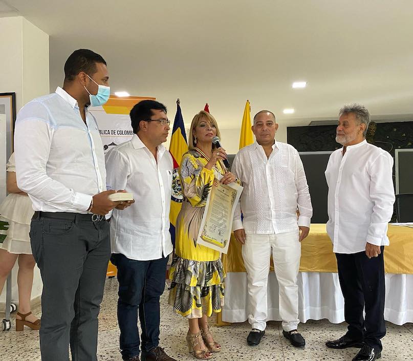 La Juez Catalina Ramírez Villanueva recibiendo la distinción.