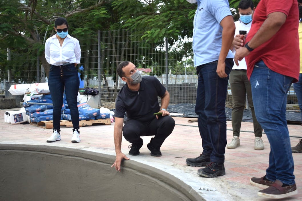 El Alcalde José Fernando Vargas inspeccionando obras en las piscinas.