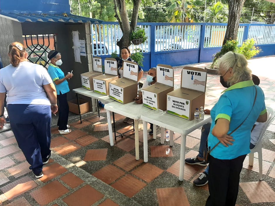 Personas de todas las edades participando en las urnas.