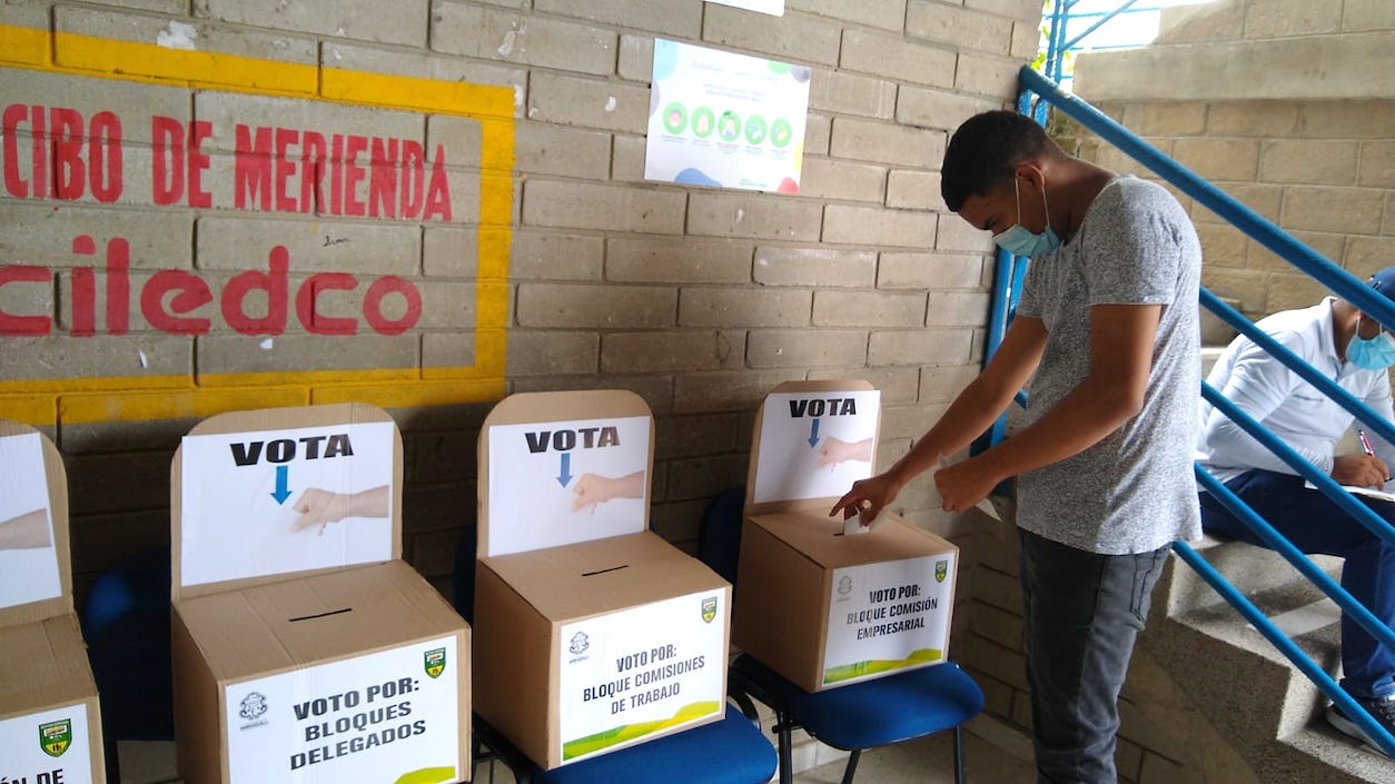 Jóvenes participando en el proceso electoral.