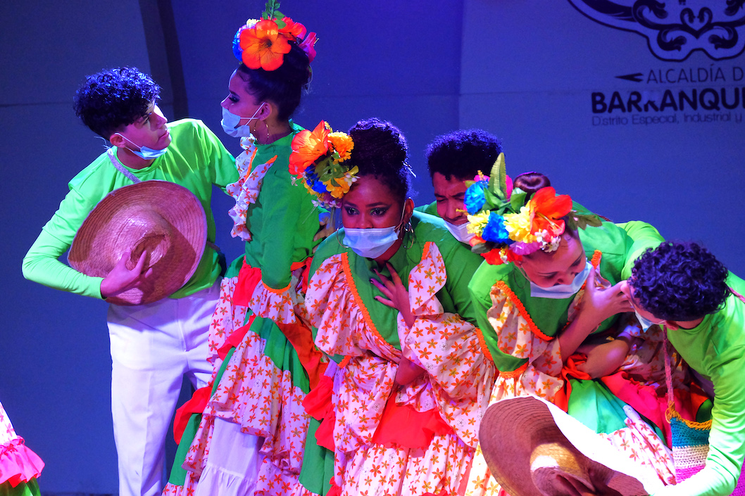 Excelente coreografía de los jóvenes.