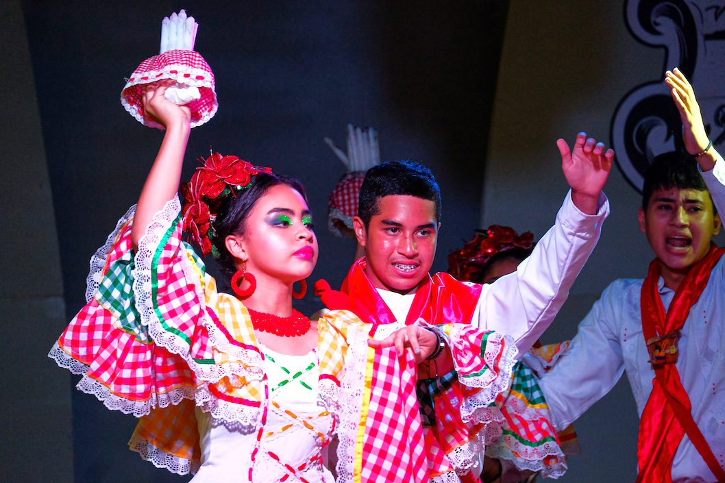 Los jóvenes exhibiendo sus dotes para bailes de la región.