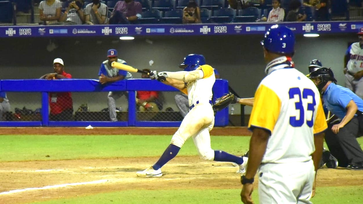 Brayan Buelvas conecta triple para el empate parcial.