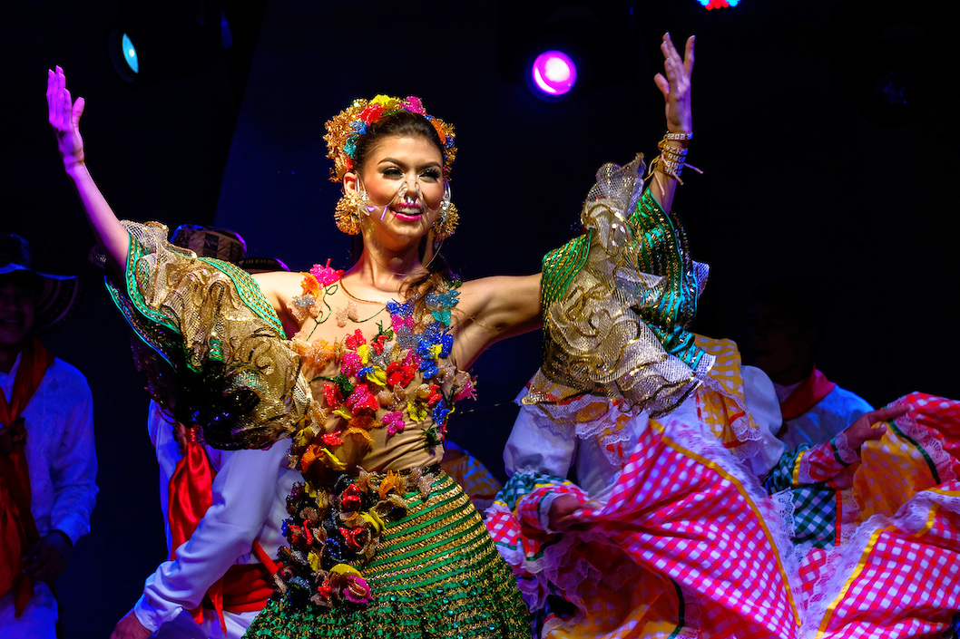 La Reina Valeria deleitando con su baile.