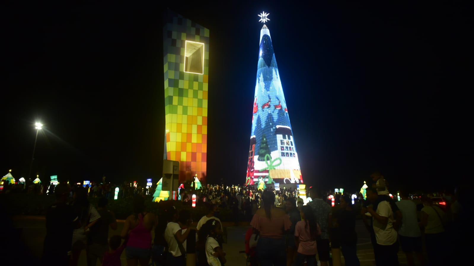 Imágenes que exhibe el árbol navideño.