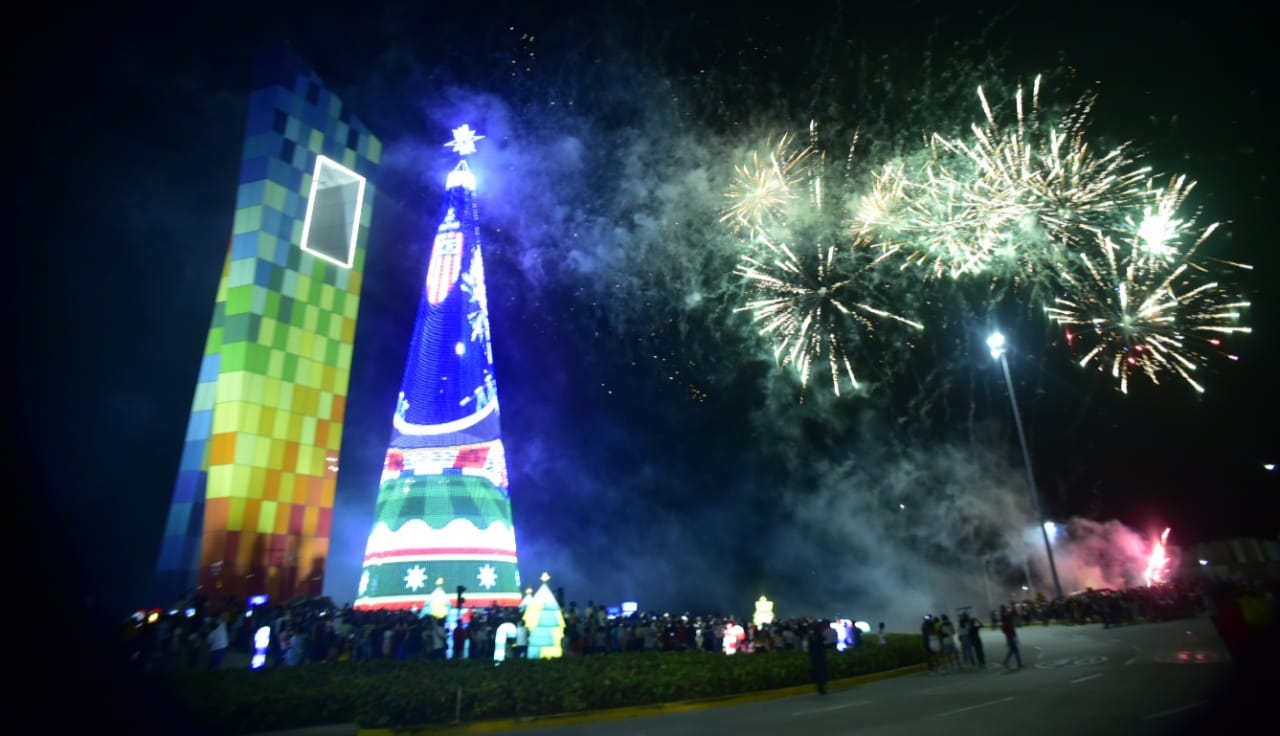 Fuegos artificiales acompañando el encendido del árbol navideño.