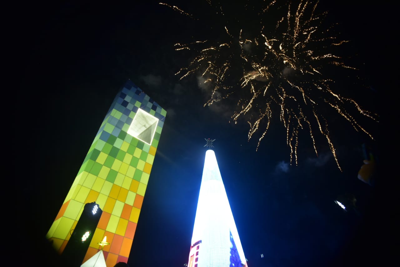 Fuegos artificiales acompañando el encendido del árbol navideño.