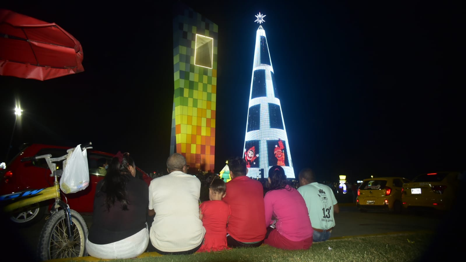 Imágenes que exhibe el árbol navideño.