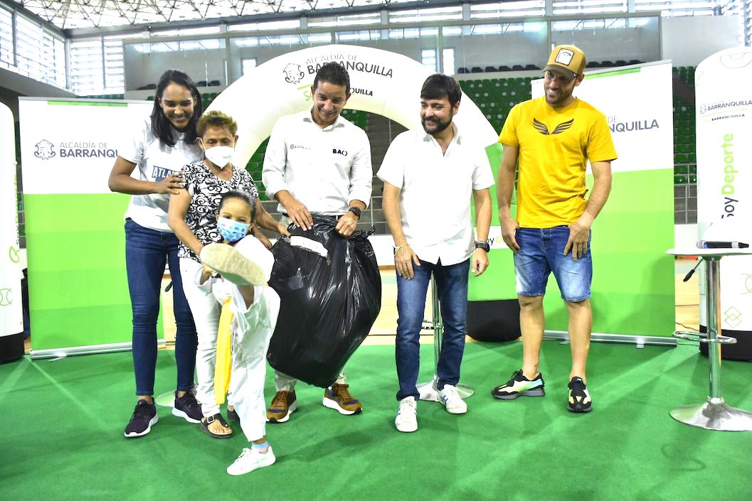 Prensa Alcaldía La capitana de la Selección Colombia de Baloncesto, Yaneth Arias; el Secretario de Deportes, Gabriel Berdugo; el Alcalde Jaime Pumarejo y el capitán del Junior, Sebastián Viera, durante la entrega de los implementos.