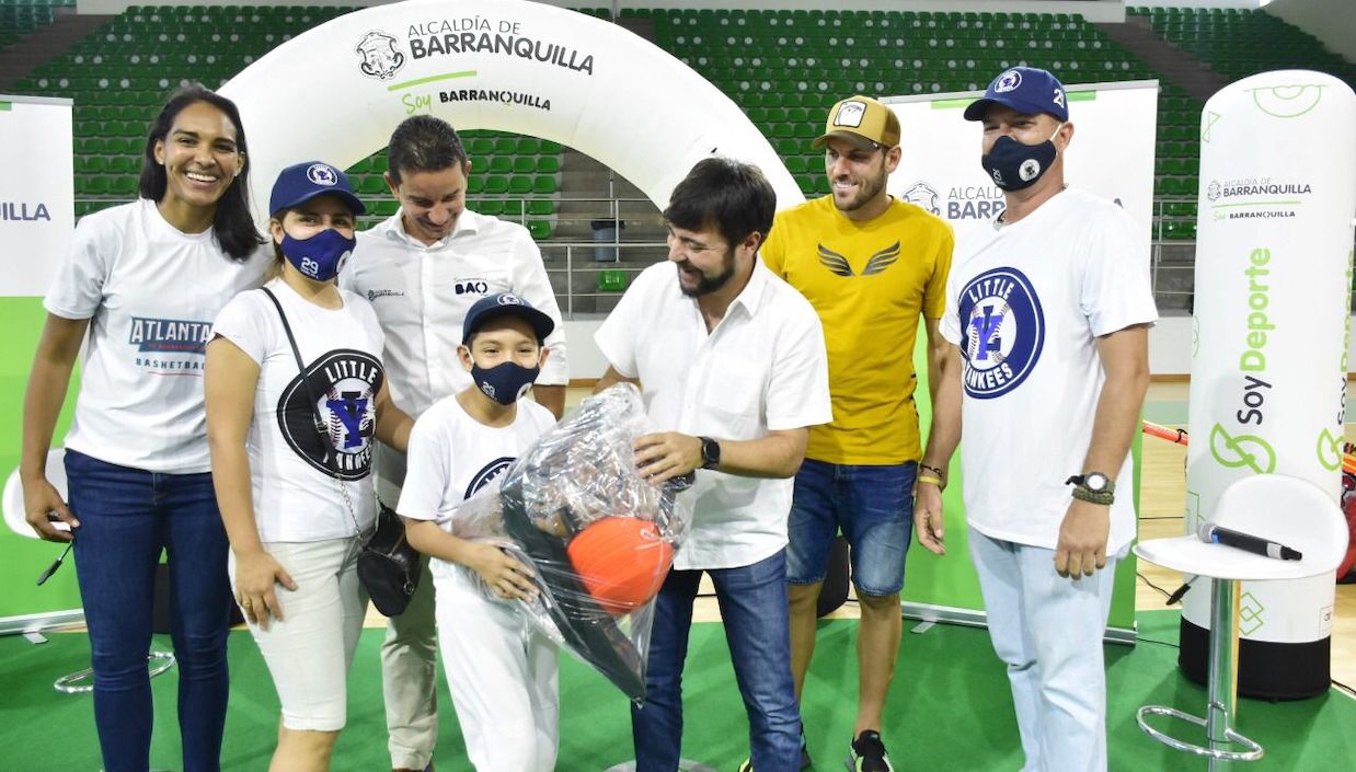 Prensa Alcaldía Entrega de implementos a los niños deportistas.