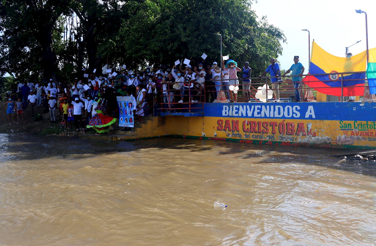  Habitantes del municipio de San Cristobal, ribereño del Canal del Dique, reciben a miembros de la Comisión de la Verdad, a víctimas de la violencia paramilitar y a tres paramilitares desmovilizados durante un acto de reconocimiento y perdón.