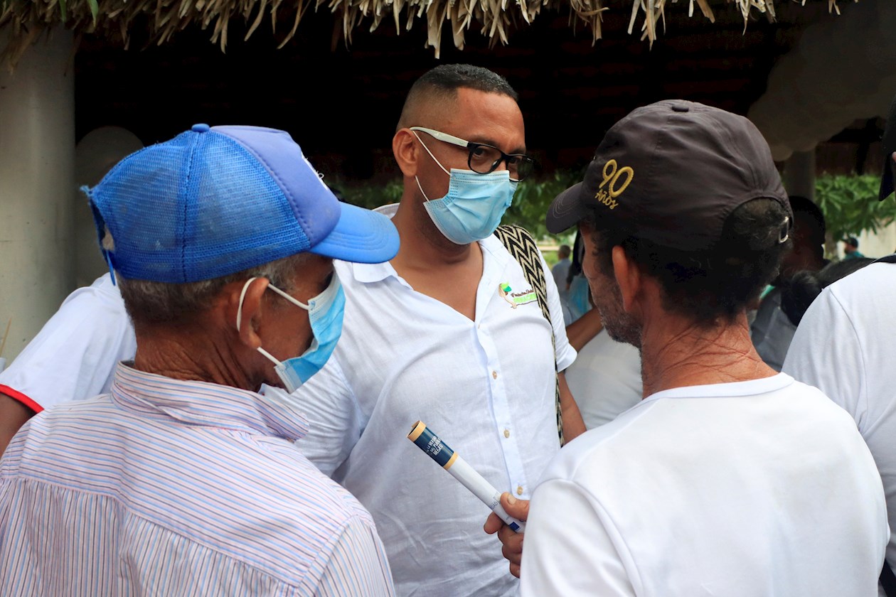  El desmovilizado paramilitar Uber Banquez, alias Juancho Dique (c), comandante del frente Canal del Dique de las Autodefensas Unidas de Colombia, habla con víctimas de la violencia paramilitar durante un acto de reconocimiento y perdón.