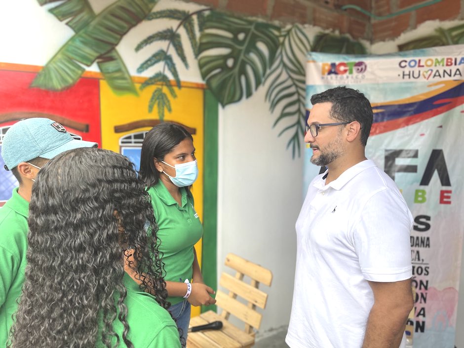 Miguel Ángel Del Río, dialogando con jóvenes durante su recorrido por los municipios del Atlántico.