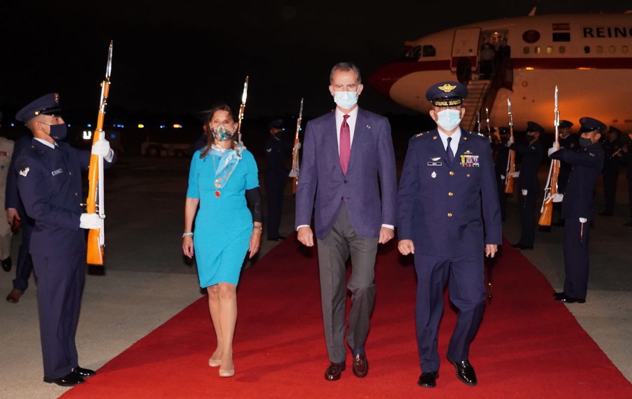  Su Majestad el Rey llegó al Aeropuerto Internacional Ernesto Cortissoz de Barranquilla, donde fue recibido por la vicepresidenta y canciller de la República de Colombia, Marta Lucía Ramírez; el embajador de España en la República de Colombia, Joaquín de Arístegui, y el embajador de la República de Colombia en España, Luís Guillermo Plata, entre otras autoridades.