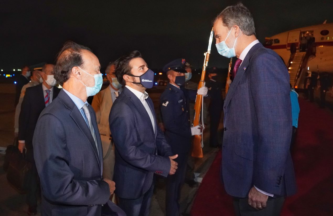 El Alcalde de Barranquilla, Jaime Pumarejo, recibe al Rey Felipe VI a su llegada a la ciudad.