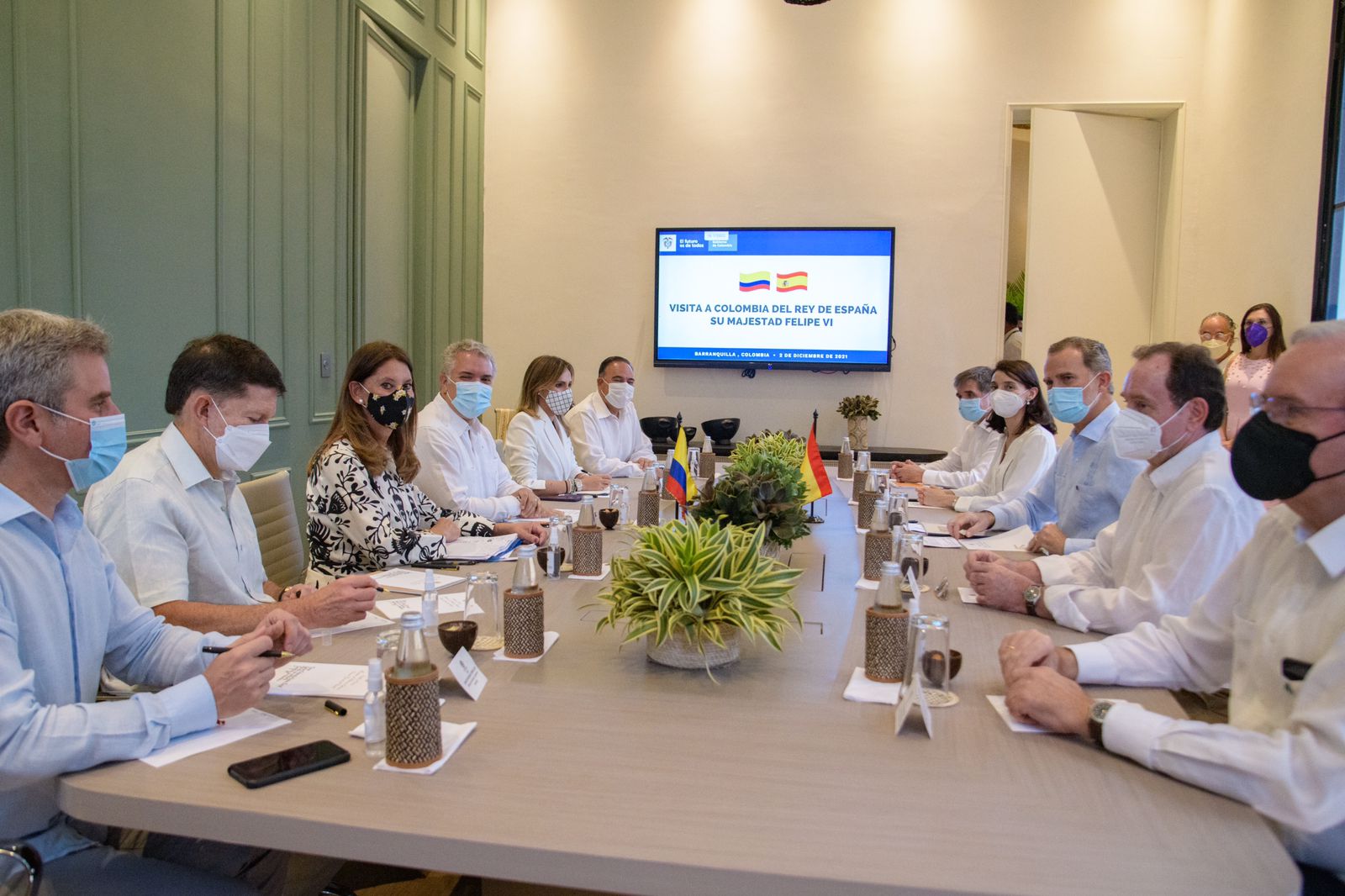 Miembros de las delegaciones de Colombia y España en la Casa Catinchi.
