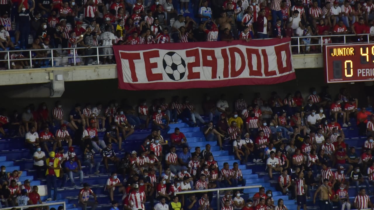 Las tribunas homenajeando a Teófilo. 