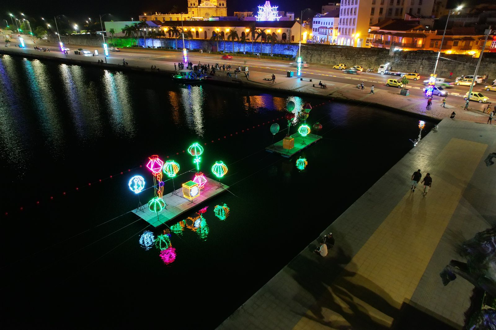 Bahía de las Ánimas y Muelle de los Pegasos: Una acción muy típica que ocurre el 7 y 8 de diciembre en Cartagena gira en torno a las velas y los faroles, por lo que, mediante unas plataformas flotantes unos llamativos faroles se tomarán este importante sitio del centro histórico. Adicional, estas figuras cuentan con una programación electrónica para dar el efecto que se elevan. 