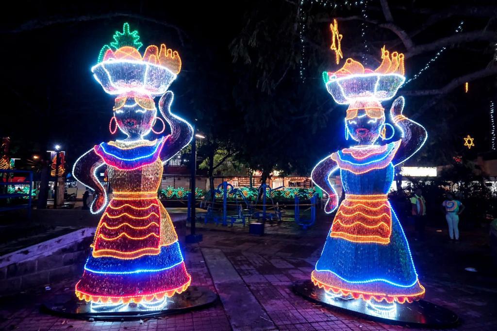 Parque San Francisco: el entorno de la brisa fue seleccionada para este parque, podremos encontrarnos con figuras de personajes típicos cartageneros como las hermosas y tradicionales palenqueras y los venteros de coco, acompañados de sus coloridas frutas.