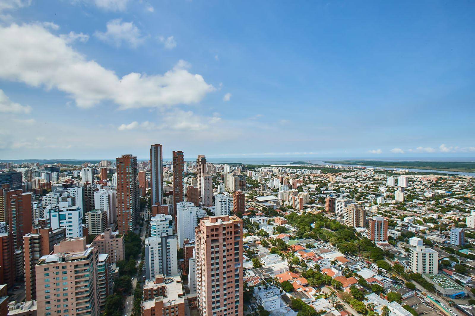 Panorámica de Barranquilla, al fondo el edificio The Icon.