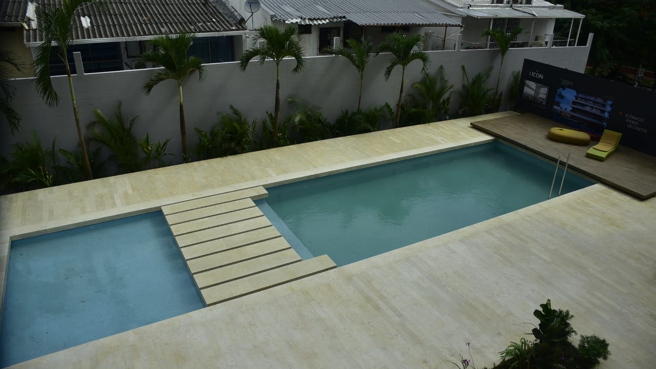 Dos piscinas en el primer piso