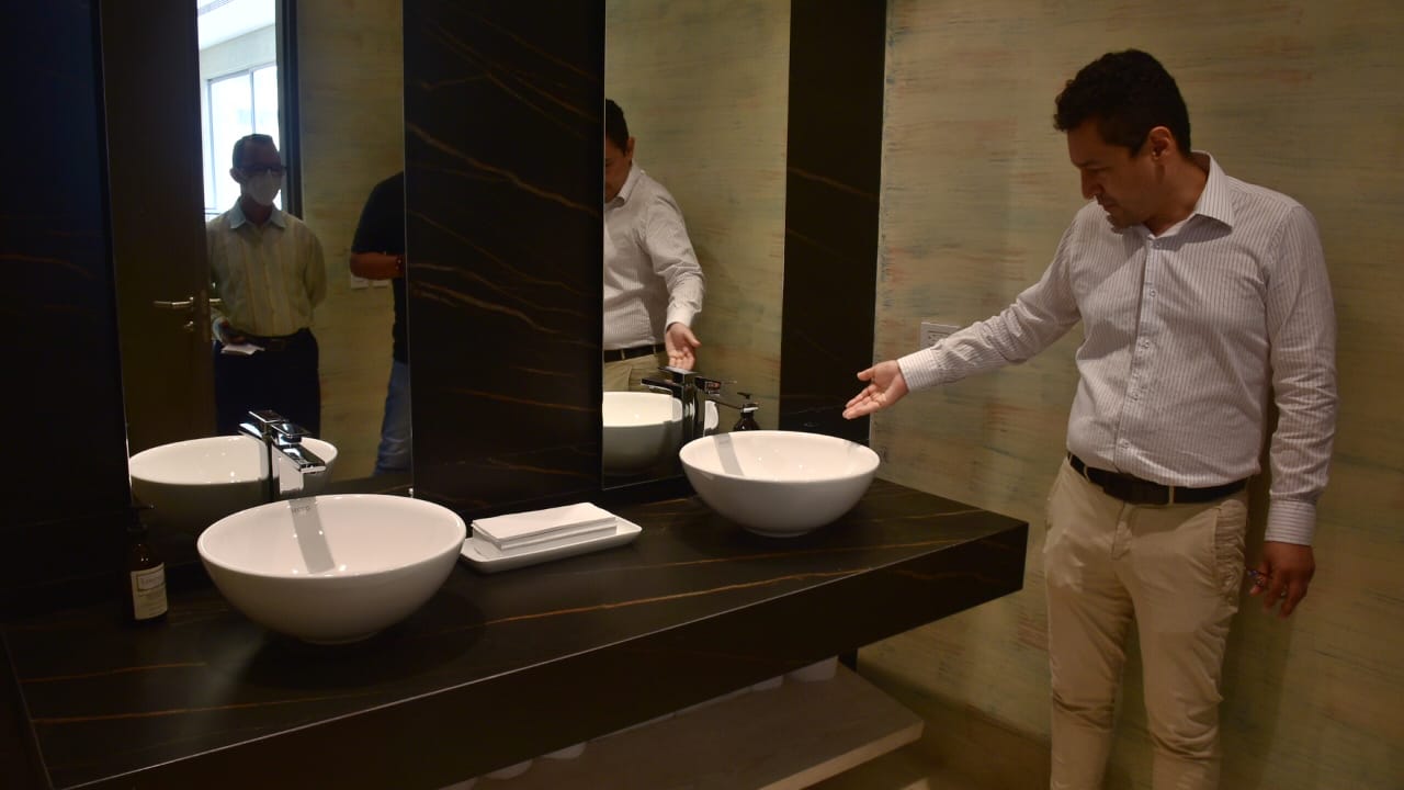 Área de baños en el bar
