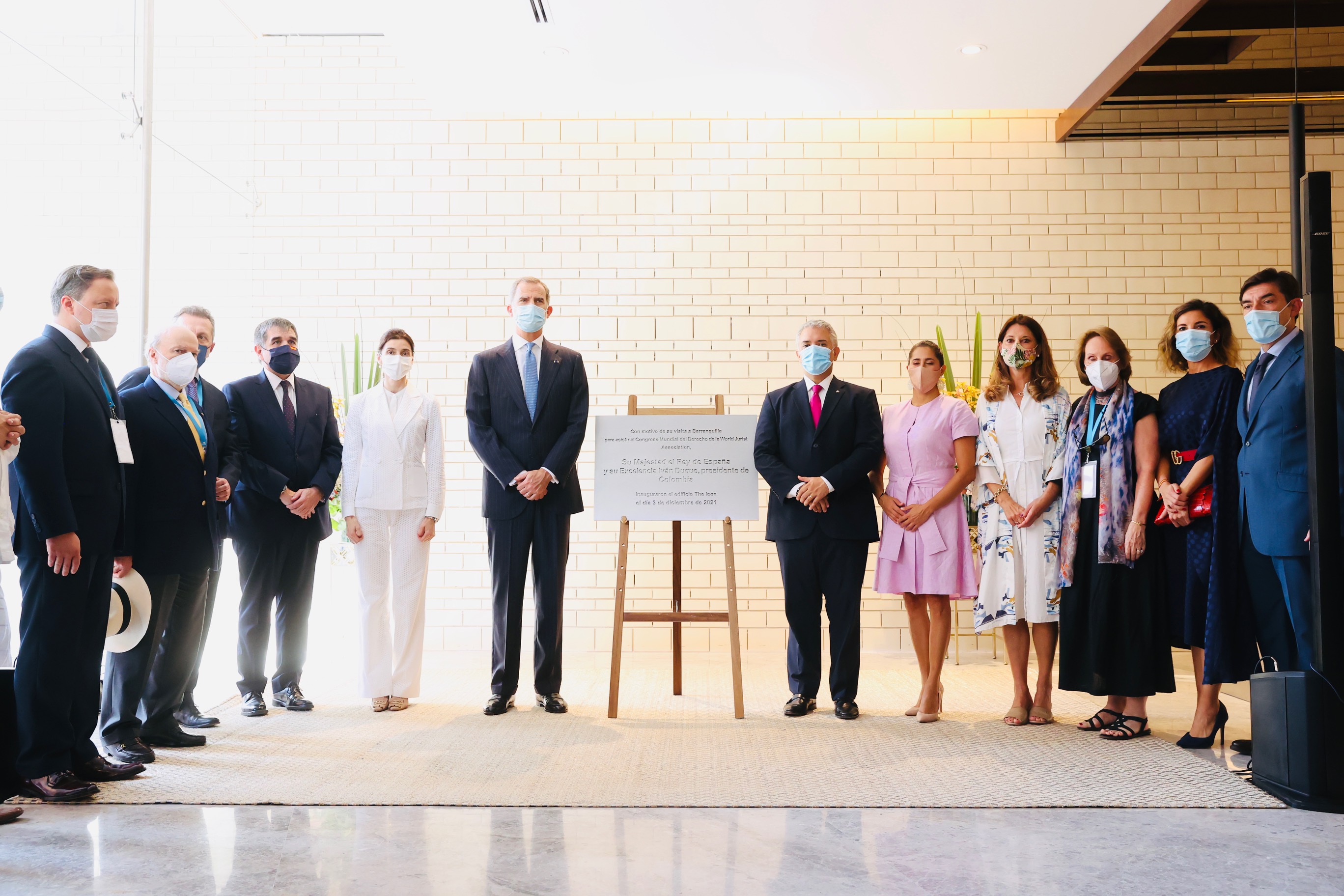 La placa develada por el Rey Felipe VI, el Presidente Iván Duque y empresarios.