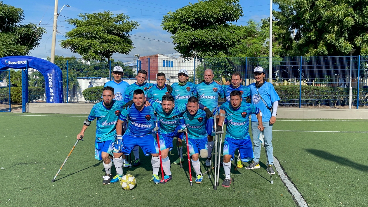 Son seis jugadores por equipo e igual número de suplentes.