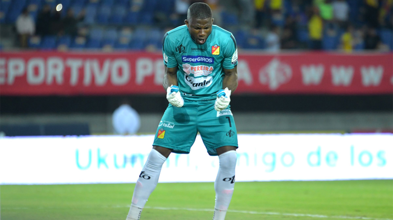 Harlen Castillo festejando un gol pereirano.
