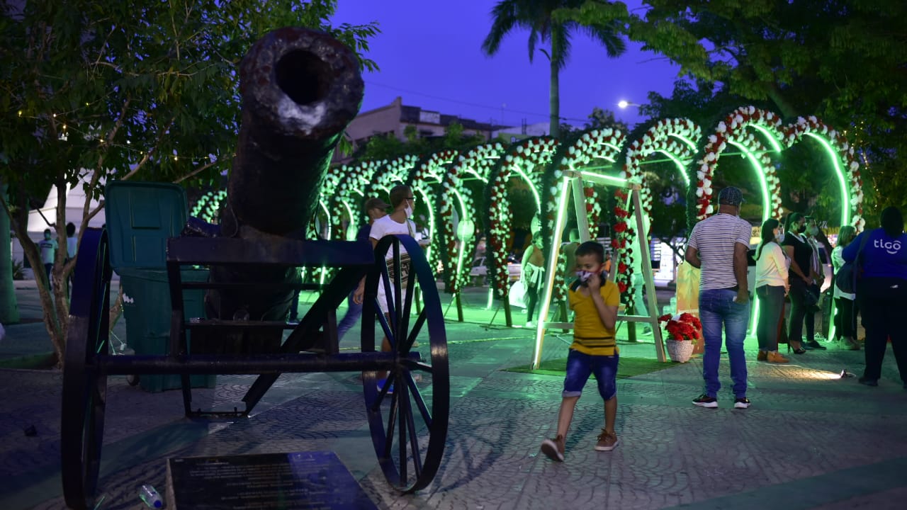La iluminación navideña que se estrenó en el Paseo Bolívar.