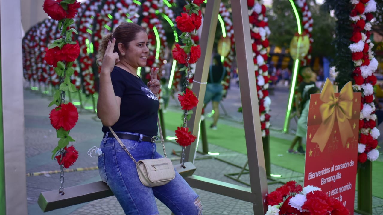 Visitantes llegan al Paseo Bolívar a tomarse una fotografía.