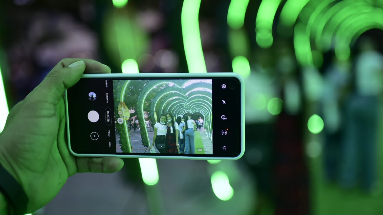 Una selfie en el Paseo Bolívar iluminado en esta Navidad.