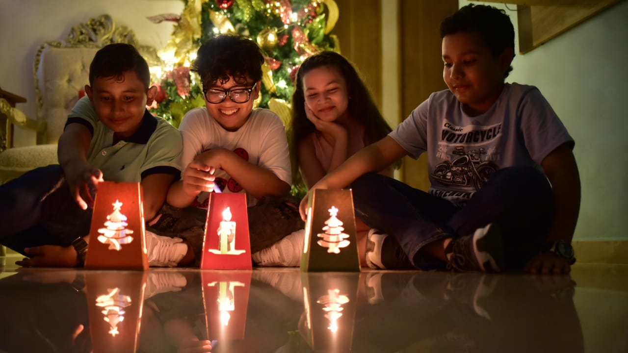 Javier Álvarez, Christian Andrés Mercado, Isabella Araujo y Gerónimo Martinez, felices con el encendio de velitas.