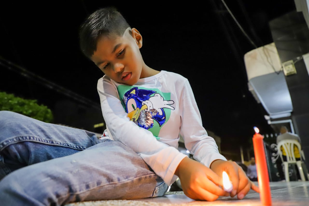 José Mercado Gómez, encendiendo las velitas.
