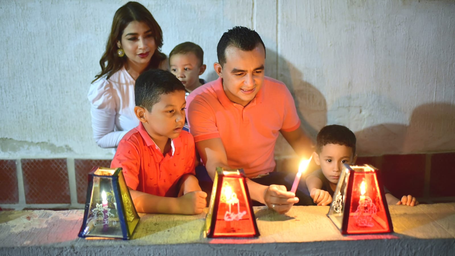 Yelitza Villanueva, Harrinson Martínez, Mathew y Camilo Villanueva y Dilan Páez, con la tradición viviente.