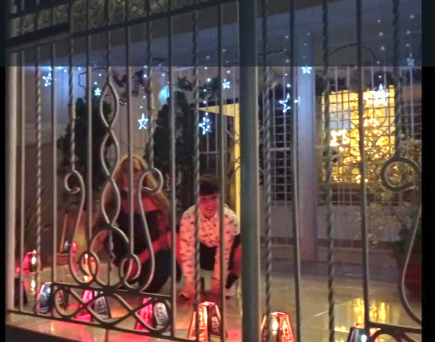 Sebastián Díaz Rangel con su abuelita María Guadalupe, en el barrio El Recreo.