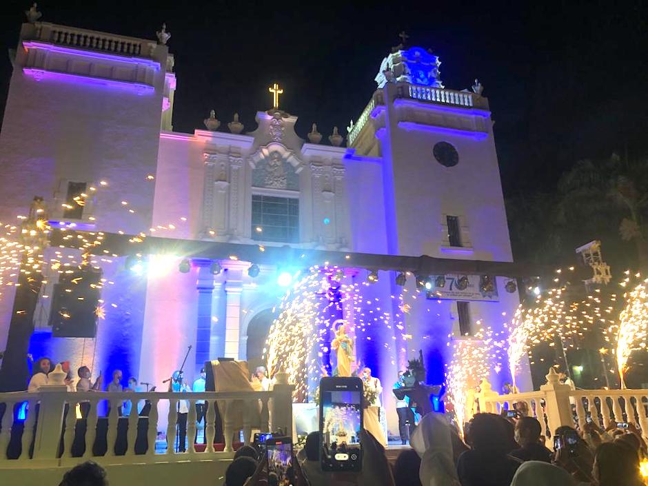 Ingreso de la procesión a la iglesia Inmaculada Concepción.