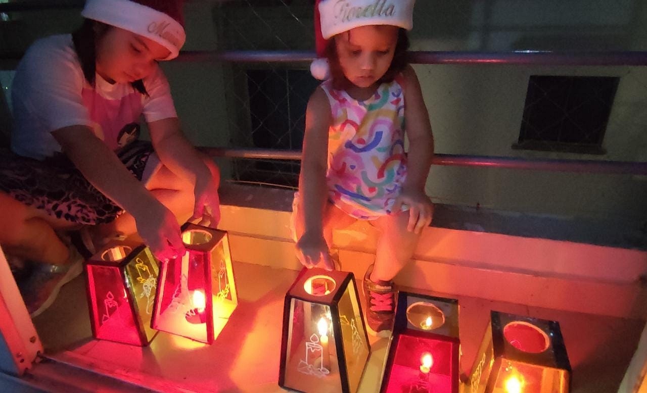 Maríanella y Fiorella Poveda Rapalino, en el barrio: El Porvenir.