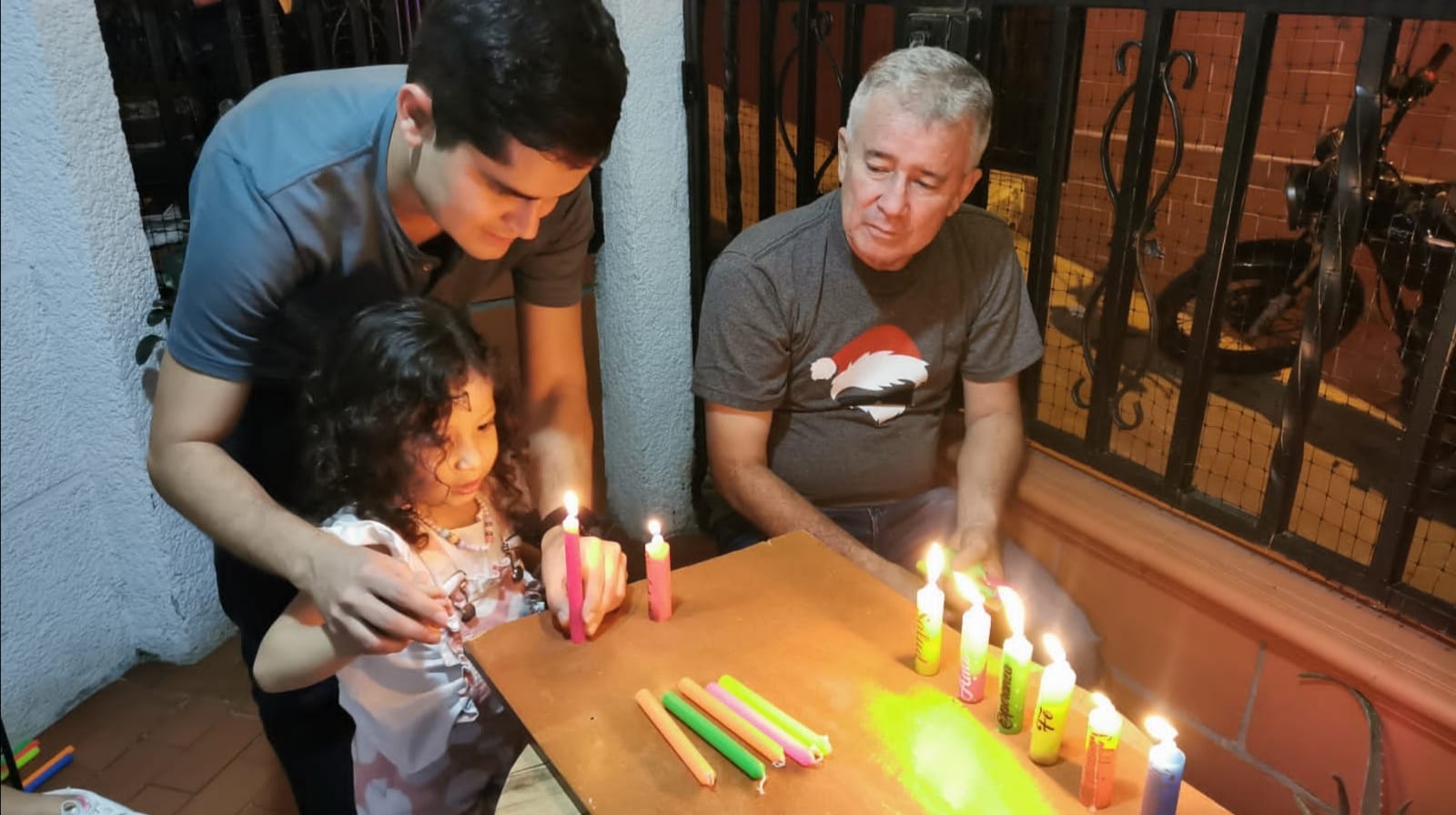 Duvan y Gerardo Hernández con la pequeña Violet Mejía en el barrio La Victoria.