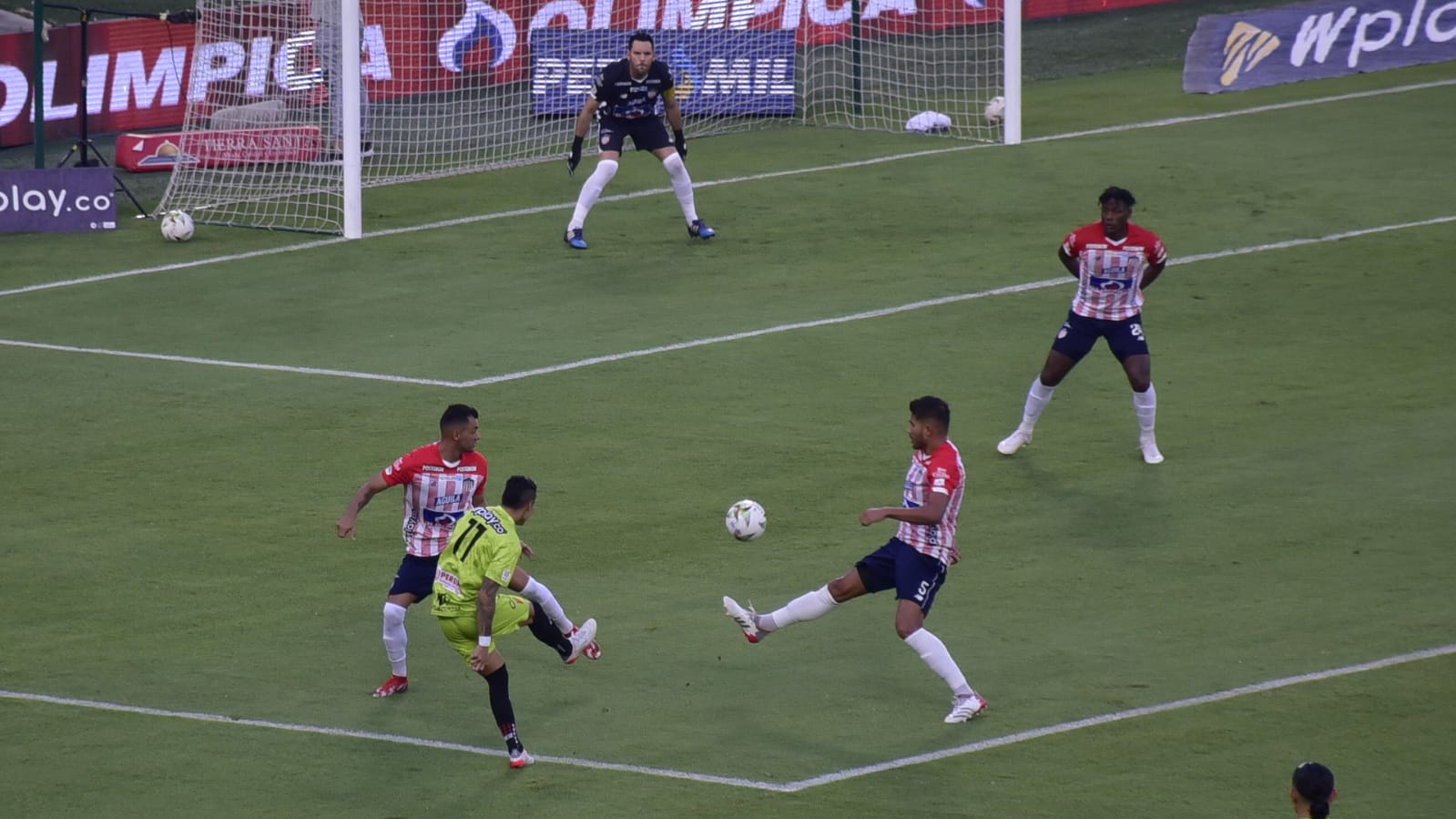 Bryan Castrillón rematando al arco de Sebastián Viera.