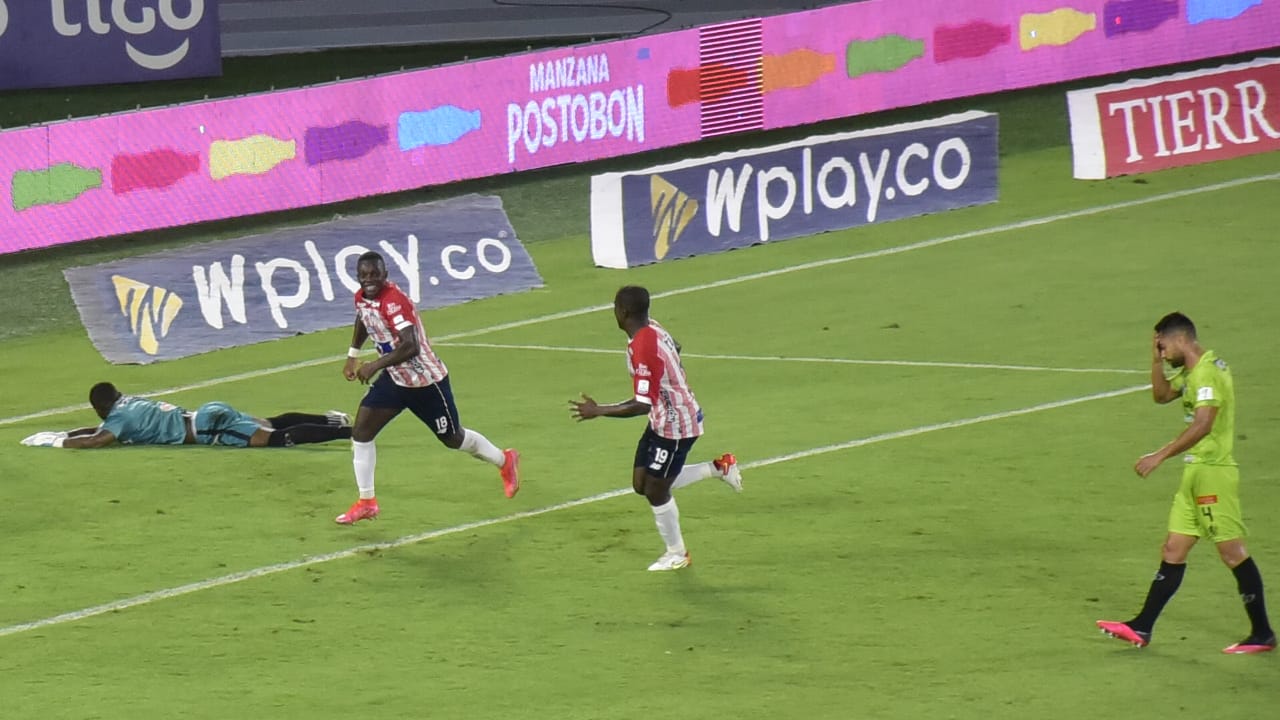 Edwuin Cetré celebrando el tercer gol juniorista.