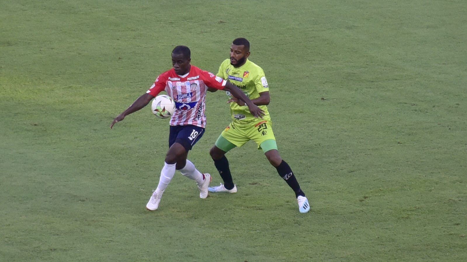 Carmelo Valencia ante la marca de Carlos Ramírez.
