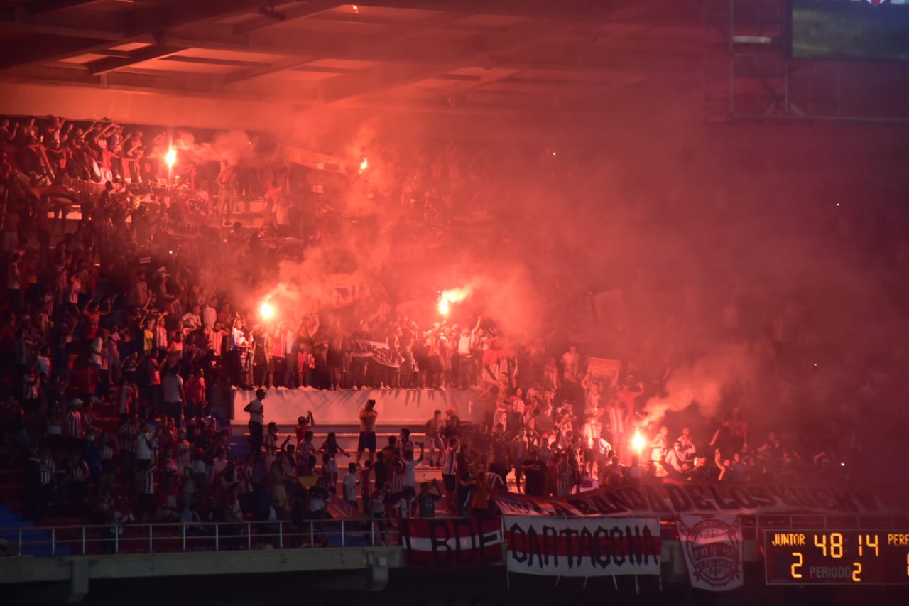 Los aficionados también festejaron las velitas en el Metropolitano.