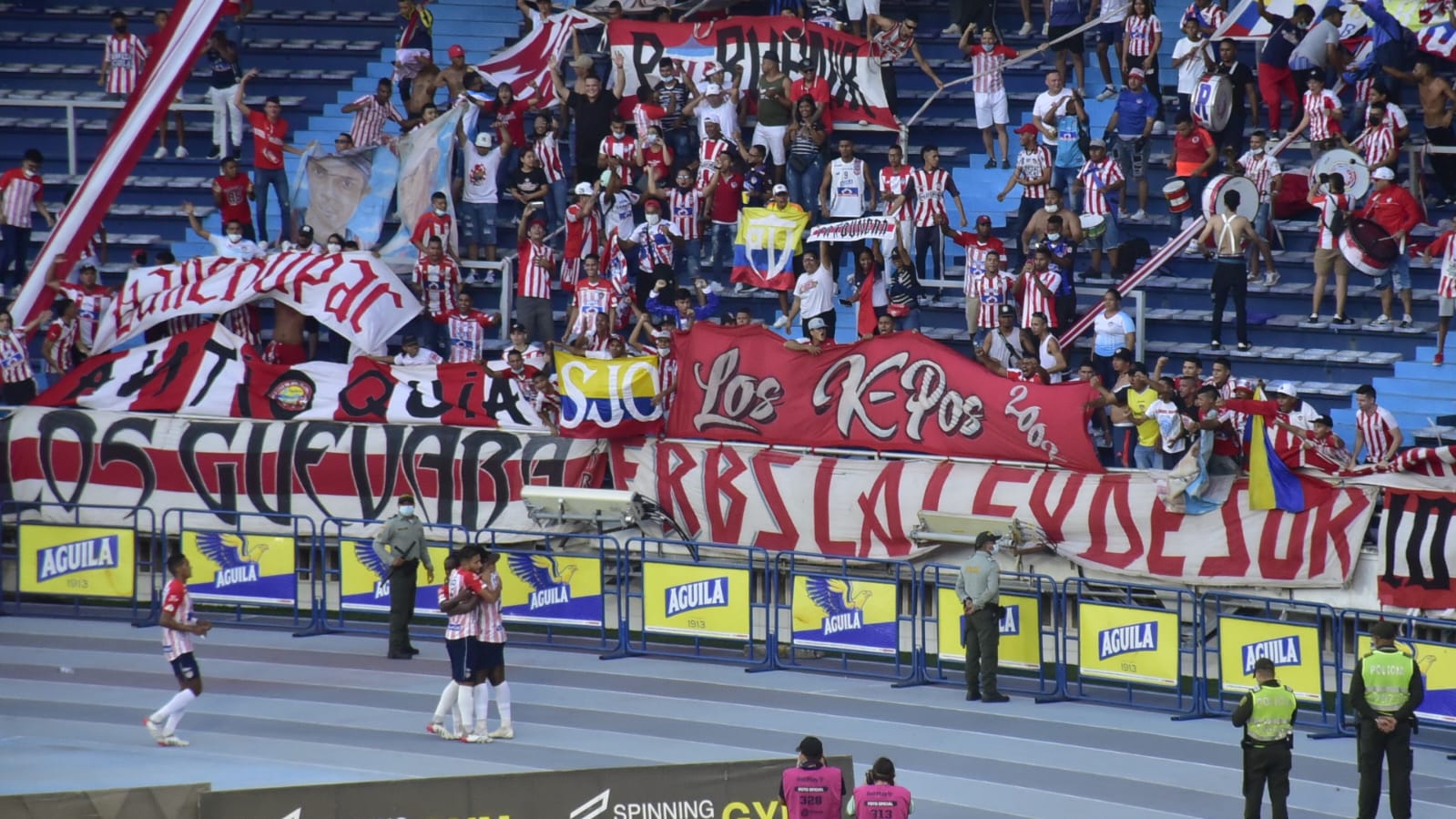Celebración juniorista del primer gol, frente a la tribuna.