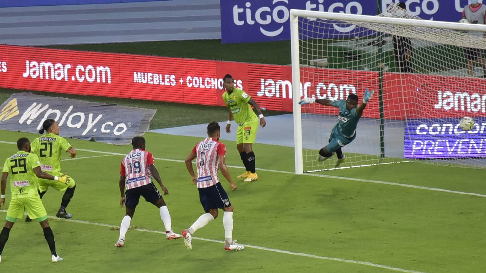 Harlen Castillo sin opción ante el cabezazo de Danny Rosero.