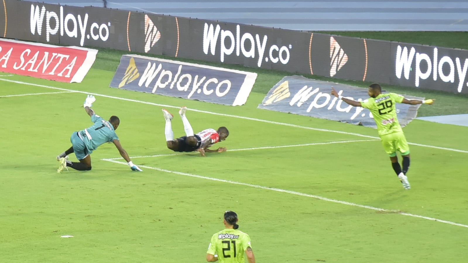 Falta del arquero Harlen Castillo a Carmelo Valencia para la sanción del cobro de tiro penal.