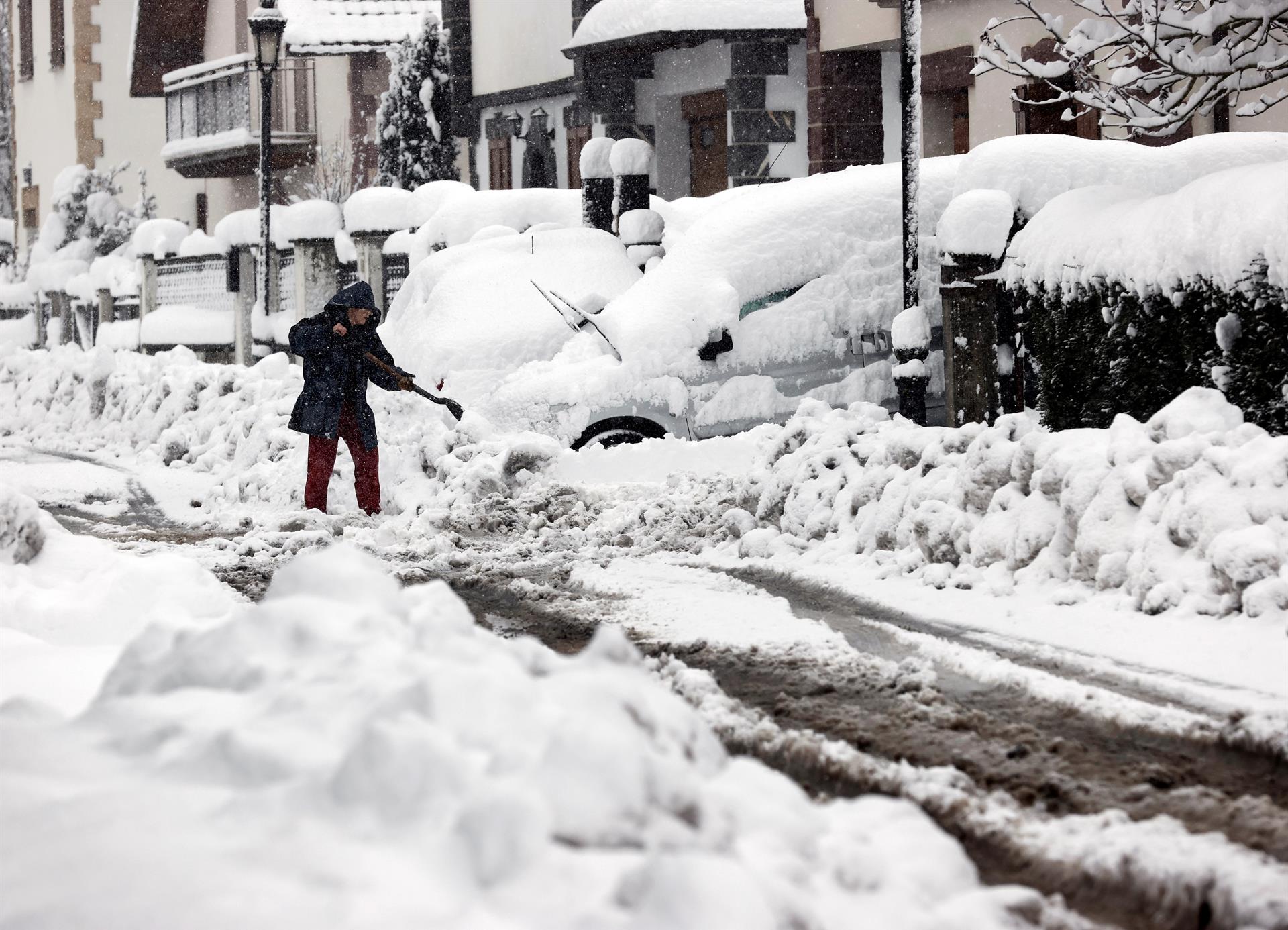 Una calle cubierta por la nieve. 